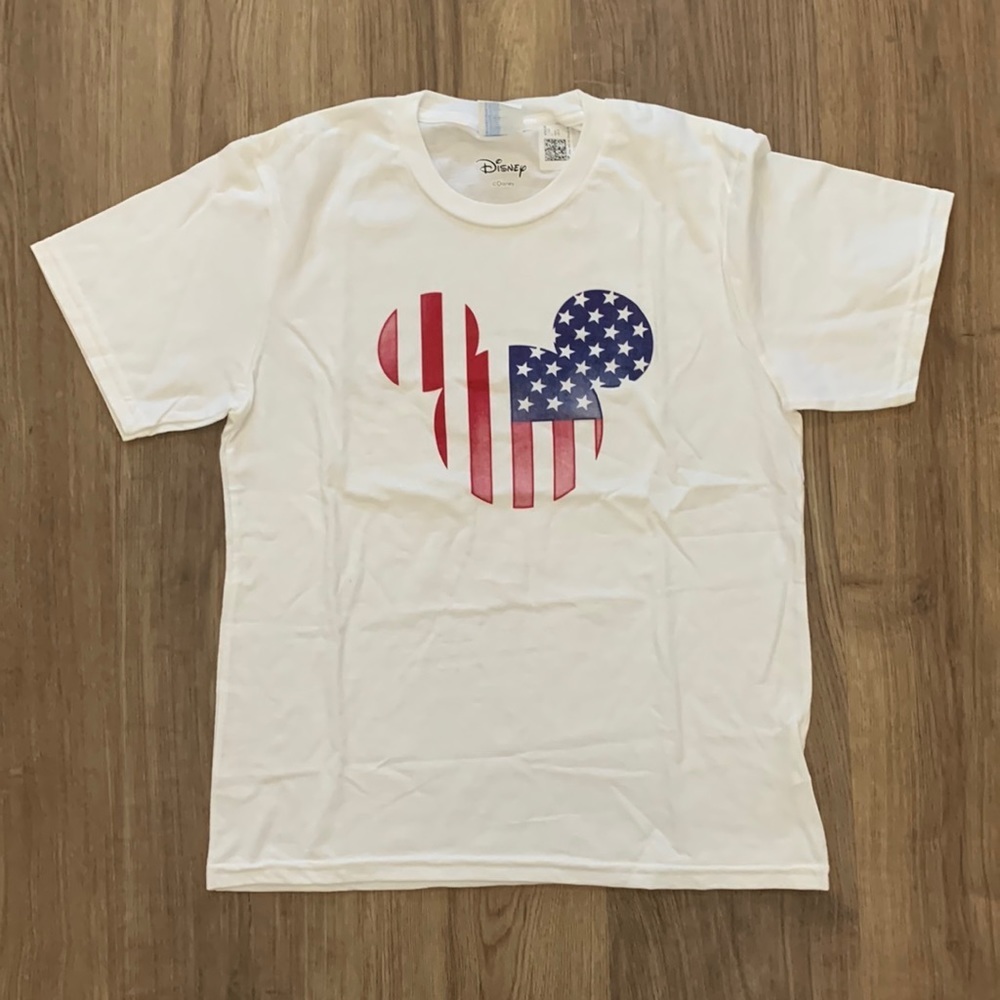 NWT Disney Mickey & Friends Mickey American Flag Fill T-Shirt. Size M